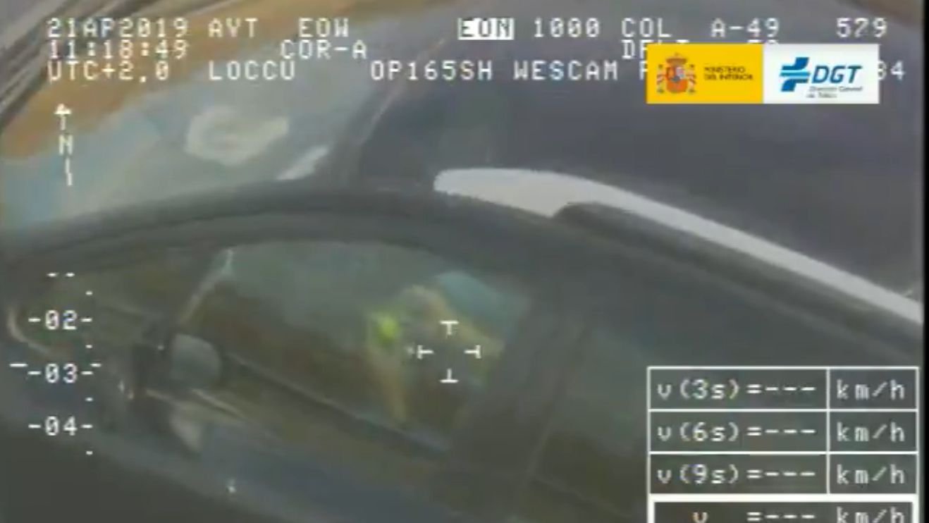 La sorprendente temeridad de un hombre al volante: sin manos y jugando con un cubo de Rubik