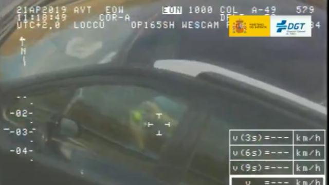 La sorprendente temeridad de un hombre al volante: sin manos y jugando con un cubo de Rubik