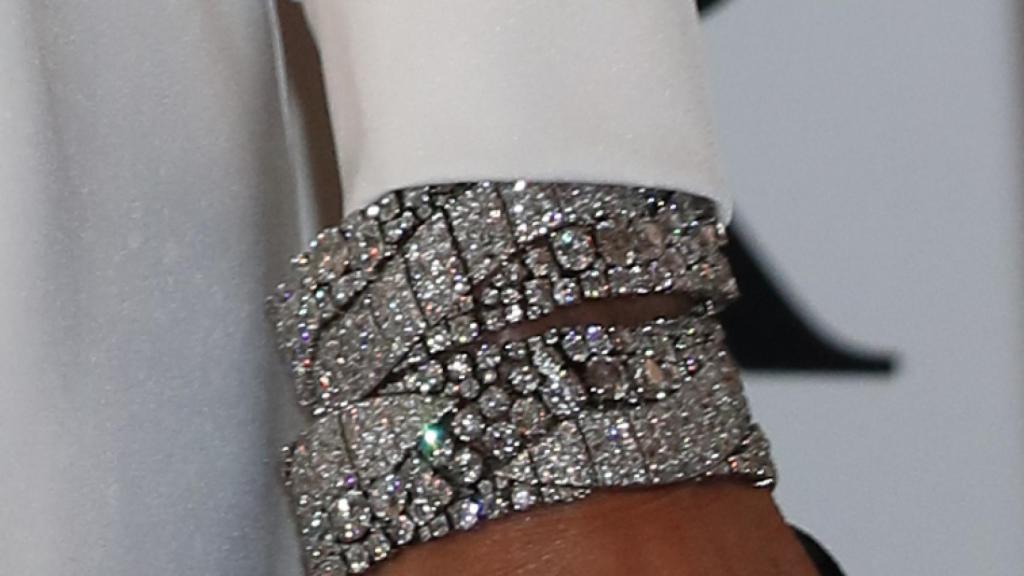 La reina Letizia con las pulseras gemelas de Cartier del joyero de pasar.