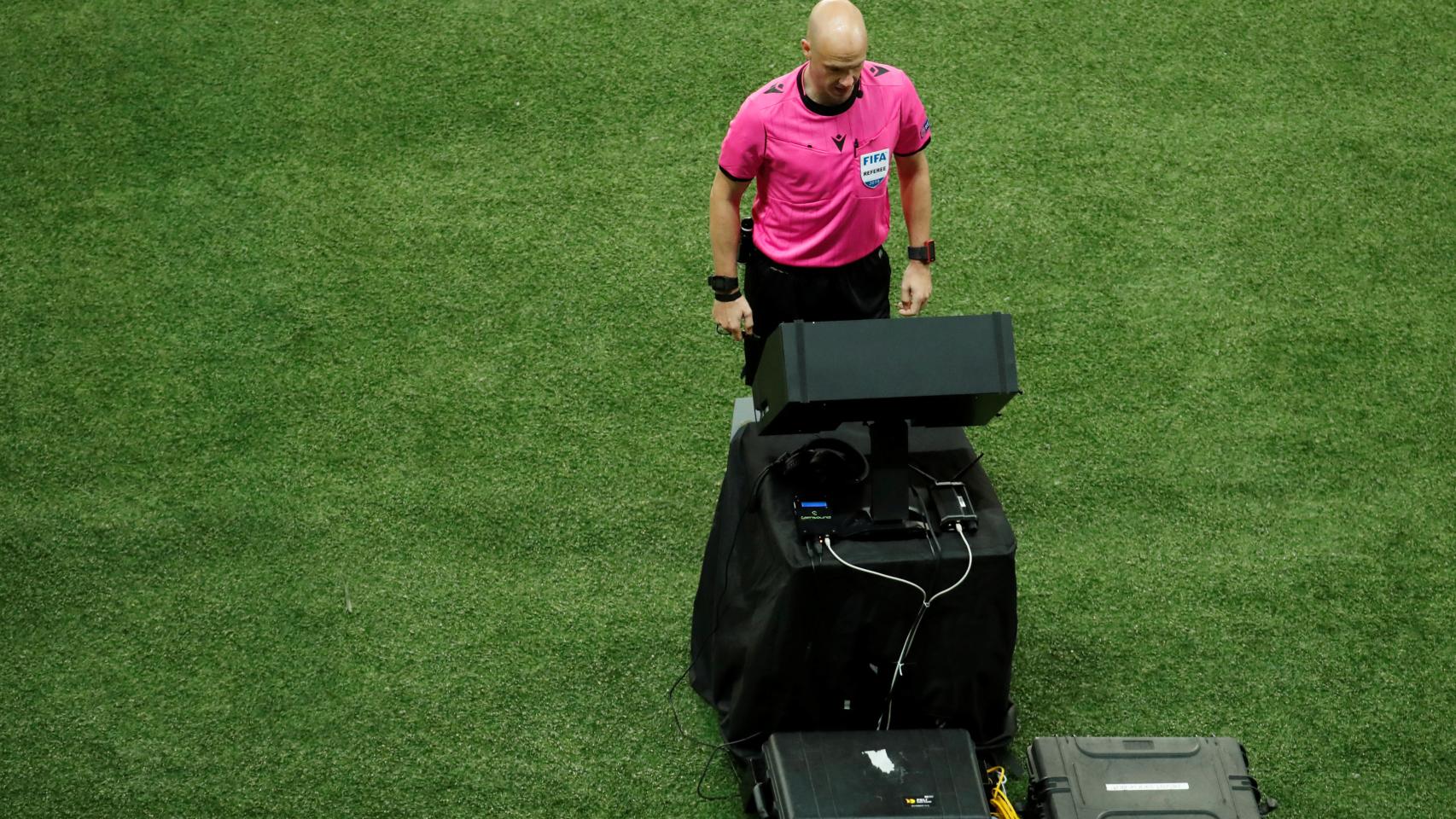 El colegiado Anthony Taylor consulta el VAR y anula un gol de Gareth Bale