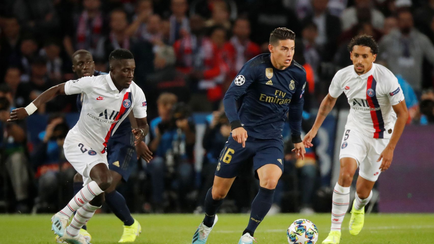 James Rodríguez perseguido por Idrissa Gueye y Marquinhos