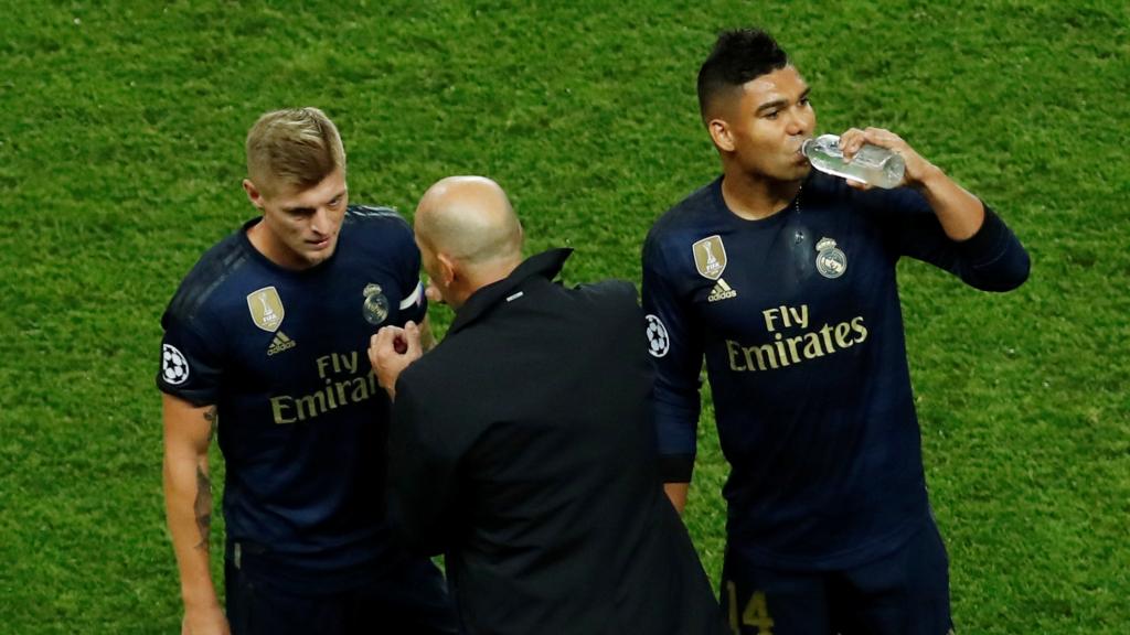 Kroos, Casemiro y Militao, en la banda, escuchan las órdenes de Zidane