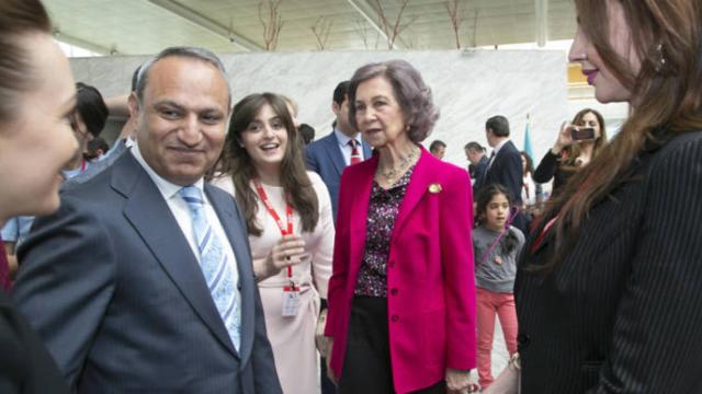 Ali Evsen junto a la Reina Sofía