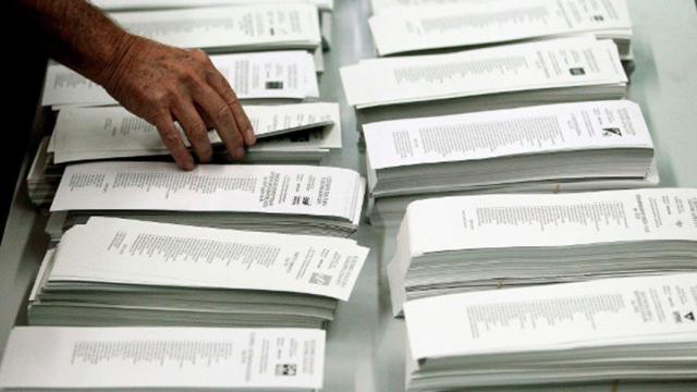 Papeletas electorales colocadas en un colegio para las generales.