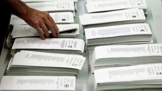 Papeletas electorales colocadas en un colegio para las generales.
