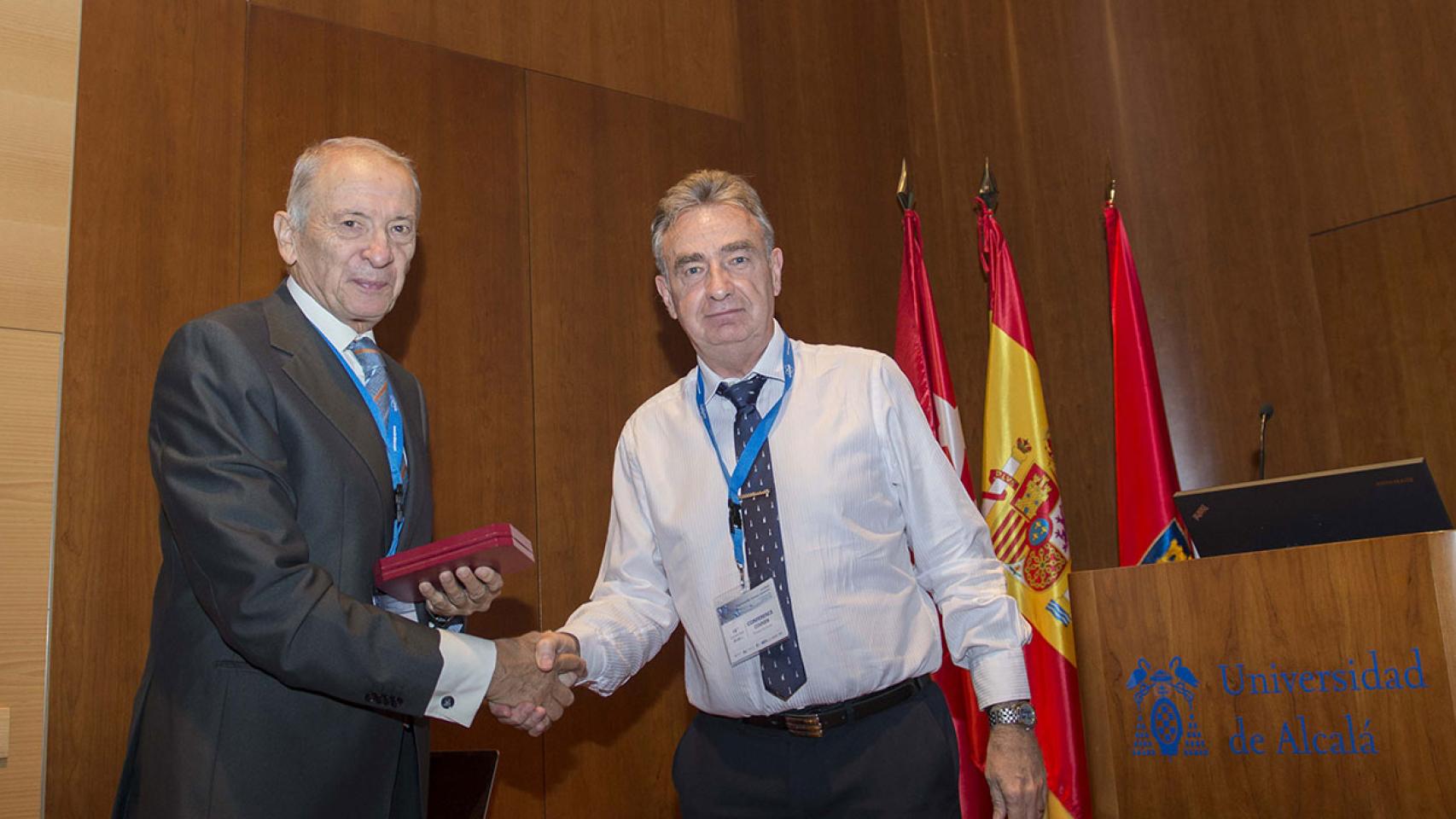El catedrático de Química Inorgánica de la Universidad de Zaragoza, Luis Oro, recibiendo el premio.