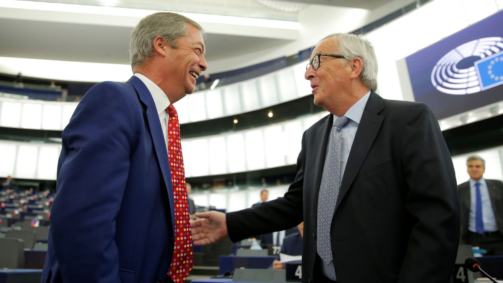 Jean-Claude Juncker saluda a Nigel Farage durante el pleno de este miércoles en la Eurocámara
