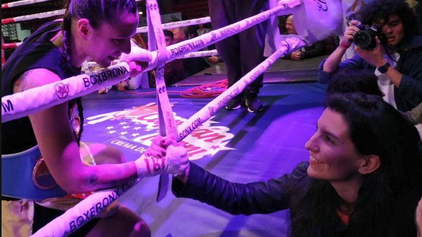 La dirigente de Vox Rocío Monasterio en una velada de boxeo saludando a Joana Pastrana.