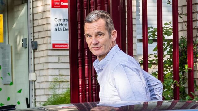 Iñaki Urdangarin, a la entrada del centro social al que acudió este jueves por primera vez como voluntario.