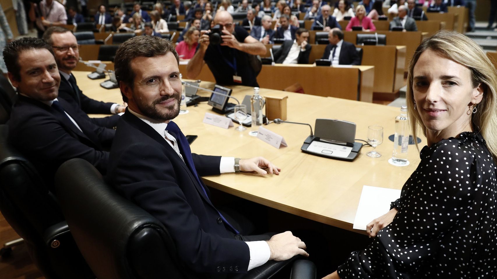 Pablo Casado junto a su secretario general, Teodoro García Egea, y sus portavoces parlamentarios durante la última reunión del grupo.