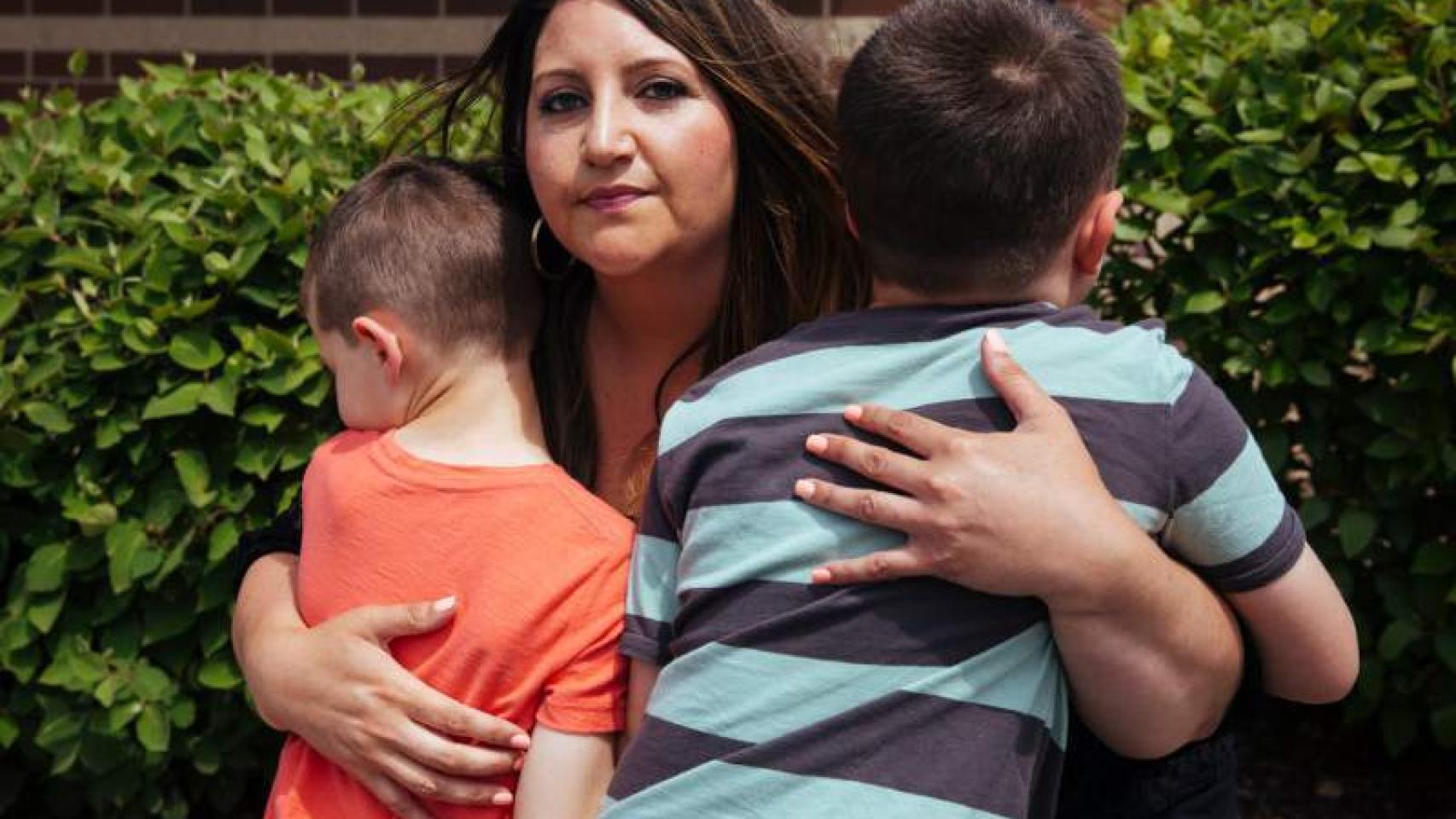 Danielle Rizzo, con sus dos hijos autistas del mismo donante de semen.