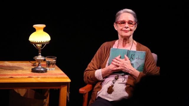 Vicky Peña arranca el monólogo 'En casa' leyendo una guía de Kabul