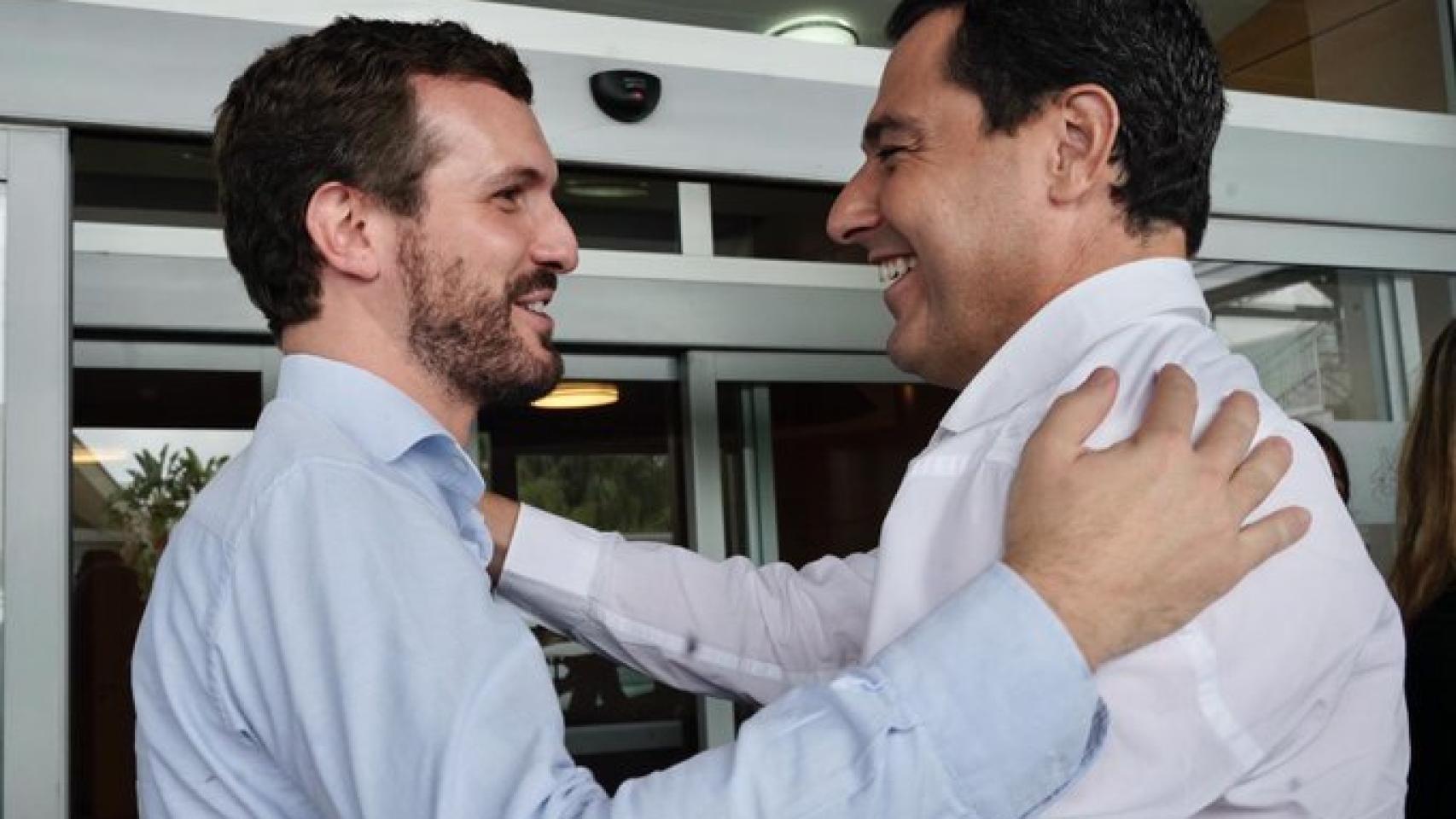 Pablo Casado con Juanma Moreno antes del mitin en Málaga.