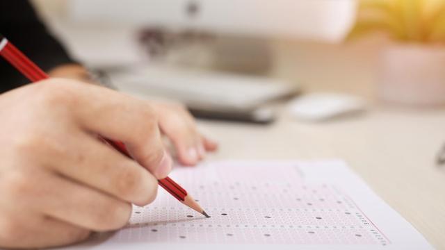 Un técnico participa en un examen para ocupar un puesto de funcionario local (Foto de archivo).