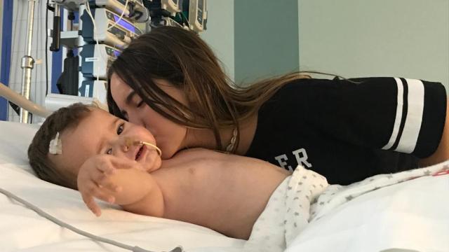 Luca, en el Hospital Sant Joan de Deu donde permanece ingresado desde el pasado 17 de agosto, junto a su hermana.