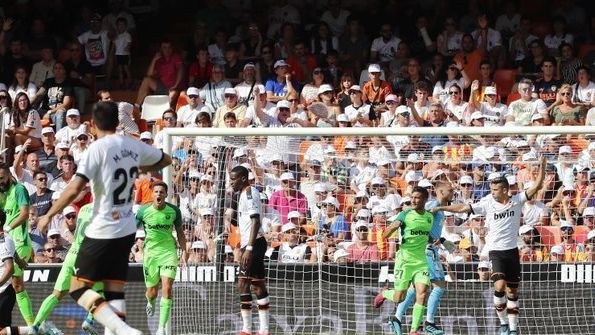 El Valencia pincha ante el Leganés con un Mestalla que explota contra Peter Lim. Foto: Twitter (@CDLeganes)
