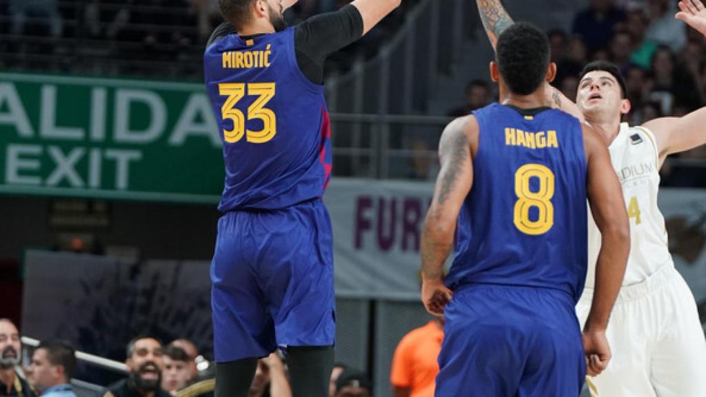 Tiro de Nikola Mirotic, en El Clásico de la Supercopa ACB. Foto: ACB Media
