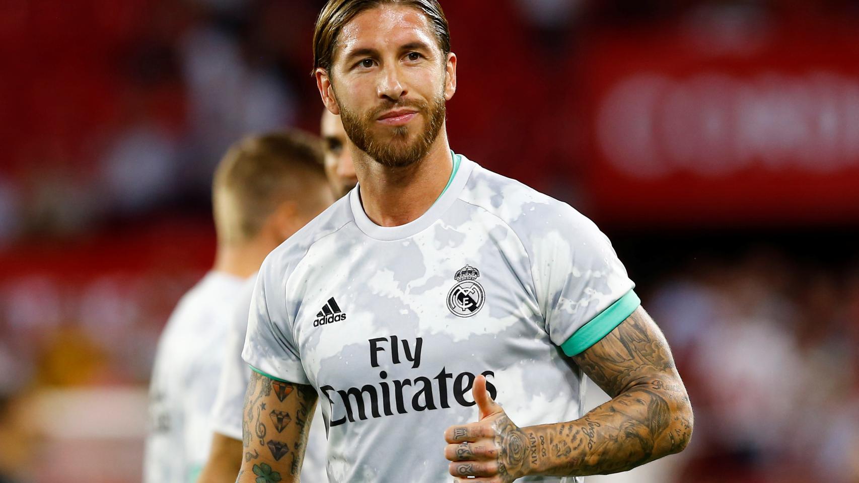 Sergio Ramos calienta en el Sánchez Pizjuán