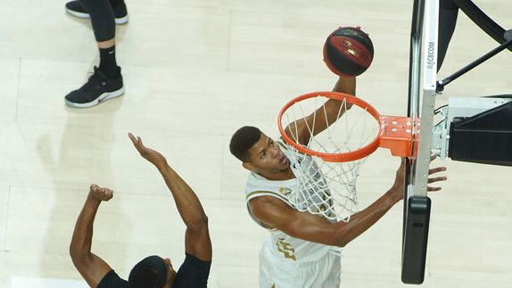 Entrada a canasta de Tavares, en el Real Madrid - Barcelona de la Supercopa ACB. Foto: ACB Media