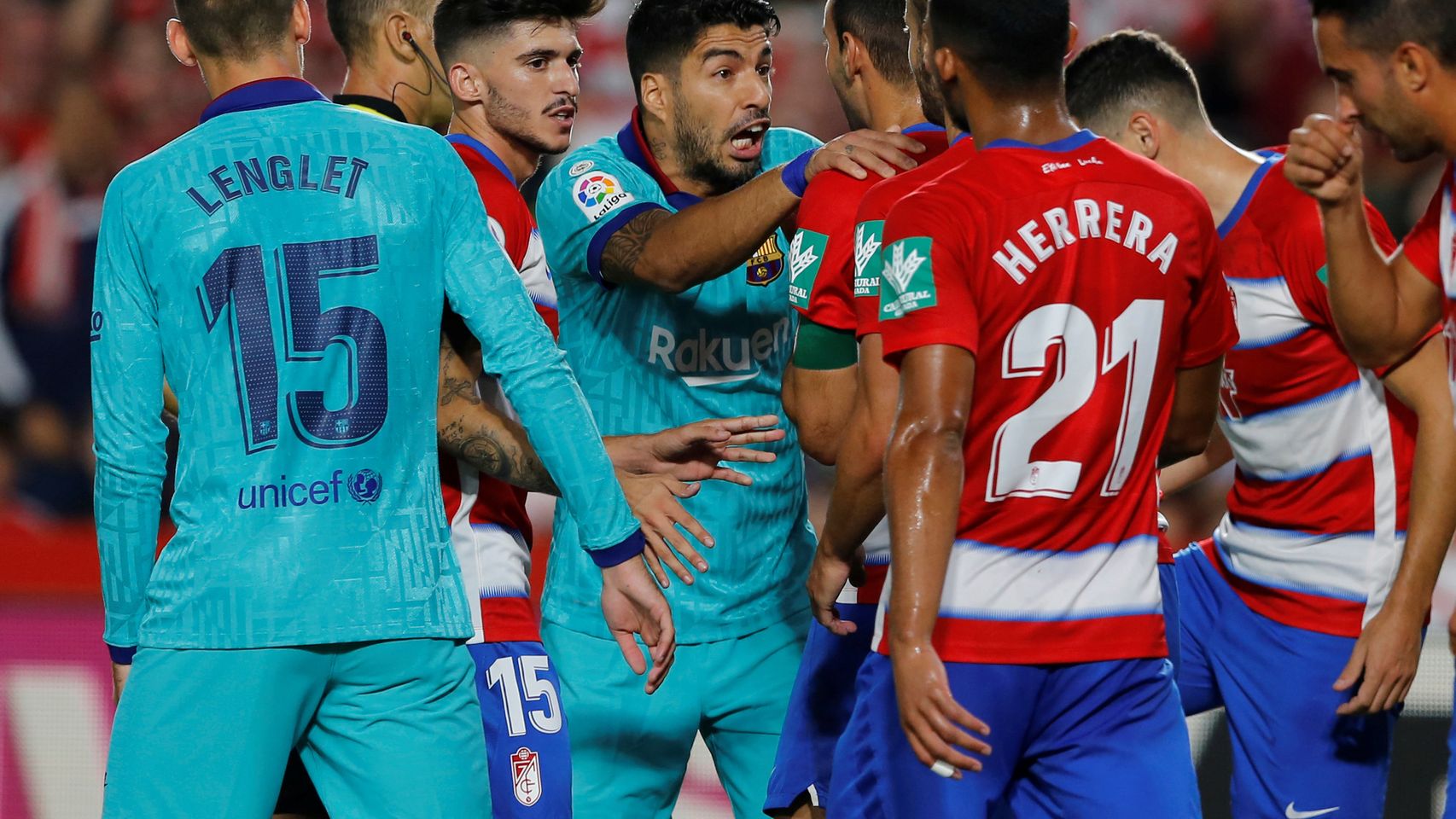 Luis Suárez, desesperado contra el Granada