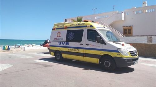 Los servicios de emergencias en una playa de Valencia.