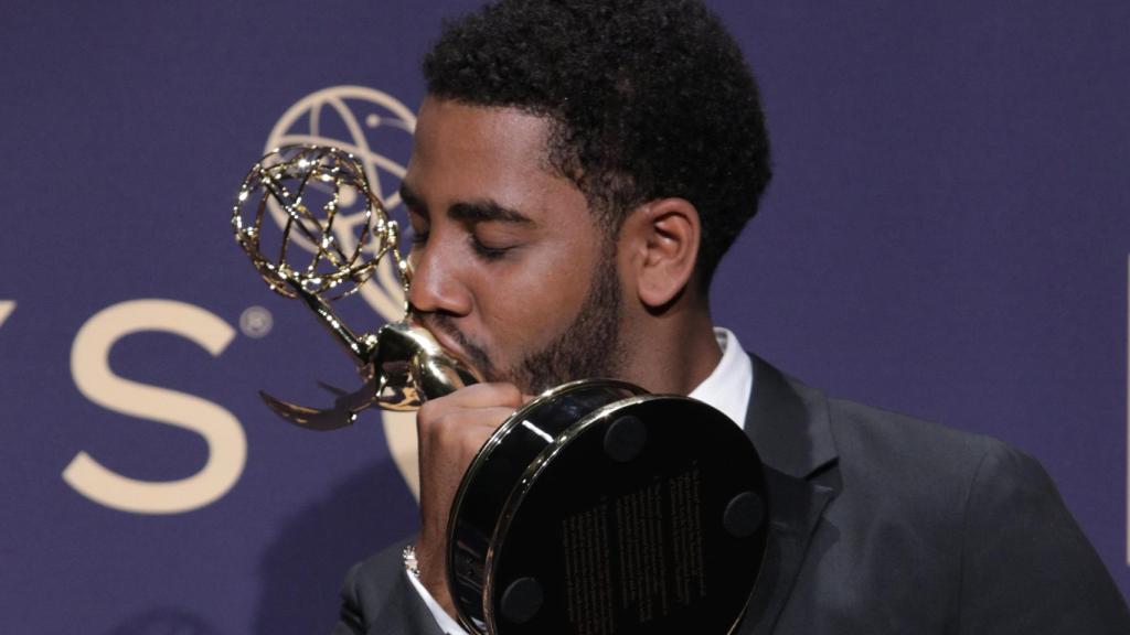 Jharrel Jerome besa su Emmy.