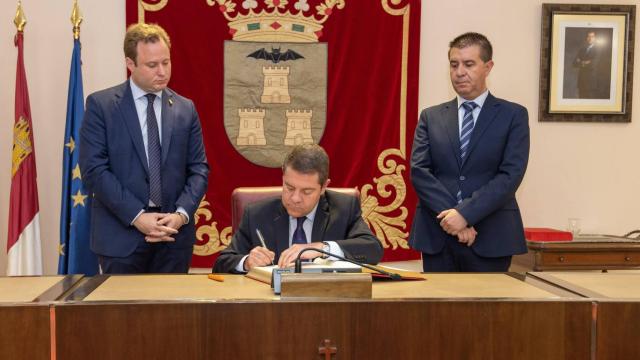 Emiliano García-Page, este lunes en Albacete entre Vicente Casañ y Santiago Cabañero