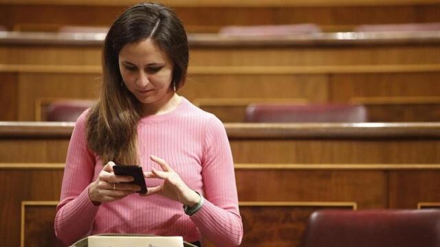 La ministra Ione Belarra consulta su teléfono en una imagen de archivo.