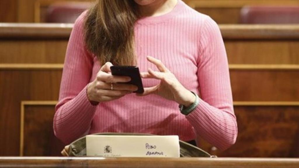 La ministra Ione Belarra consulta su teléfono en una imagen de archivo.