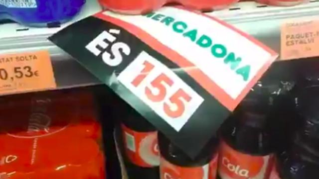 Uno de los carteles que los activistas 'indepes' han dejado por los supermecados