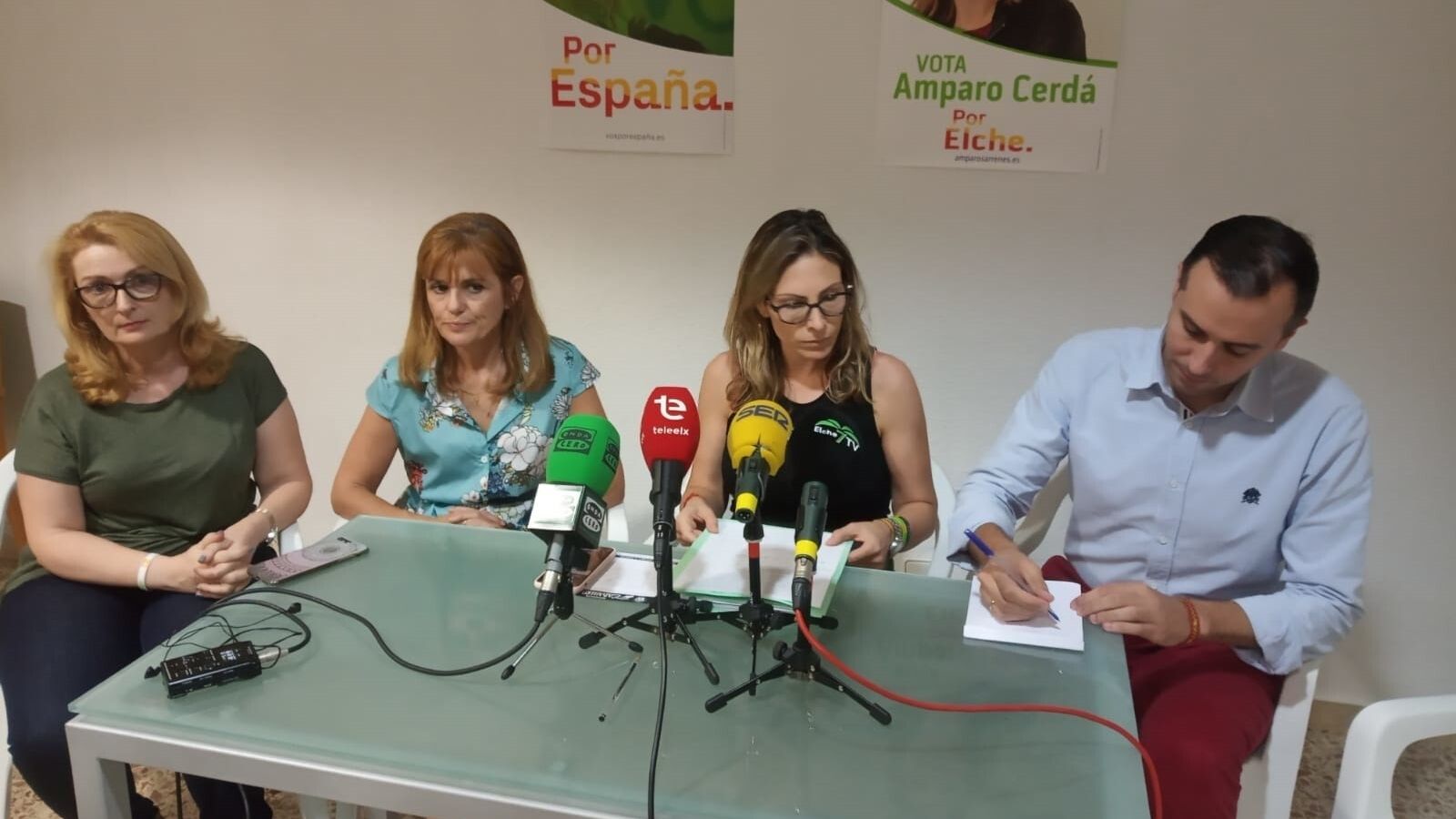 La portavoz de Vox en el Ayuntamiento de Elche (Alicante), Amparo Cerdá, en rueda de prensa.