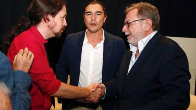 Iglesias y Cebrián saludándose. En el centro, el autor del libro, Daniel Serrano.