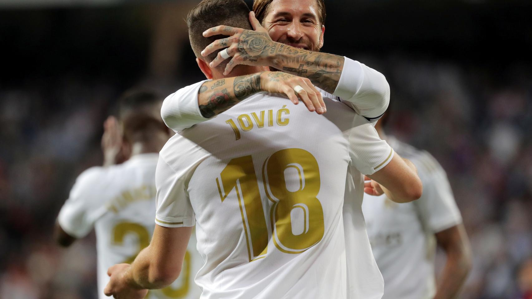 Abrazo de Sergio Ramos y Jovic