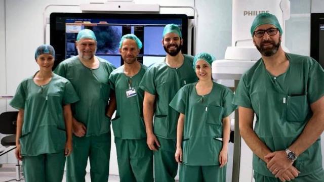 El equipo que participó en la innovadora craneotomía realizada en uno de los quirófanos híbridos de la Fundación Jiménez Díaz.