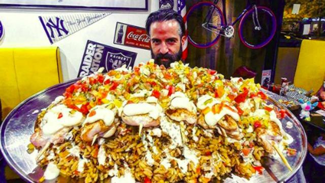 Joe Burger y su cena en el My Way American Restaurant de Sevilla