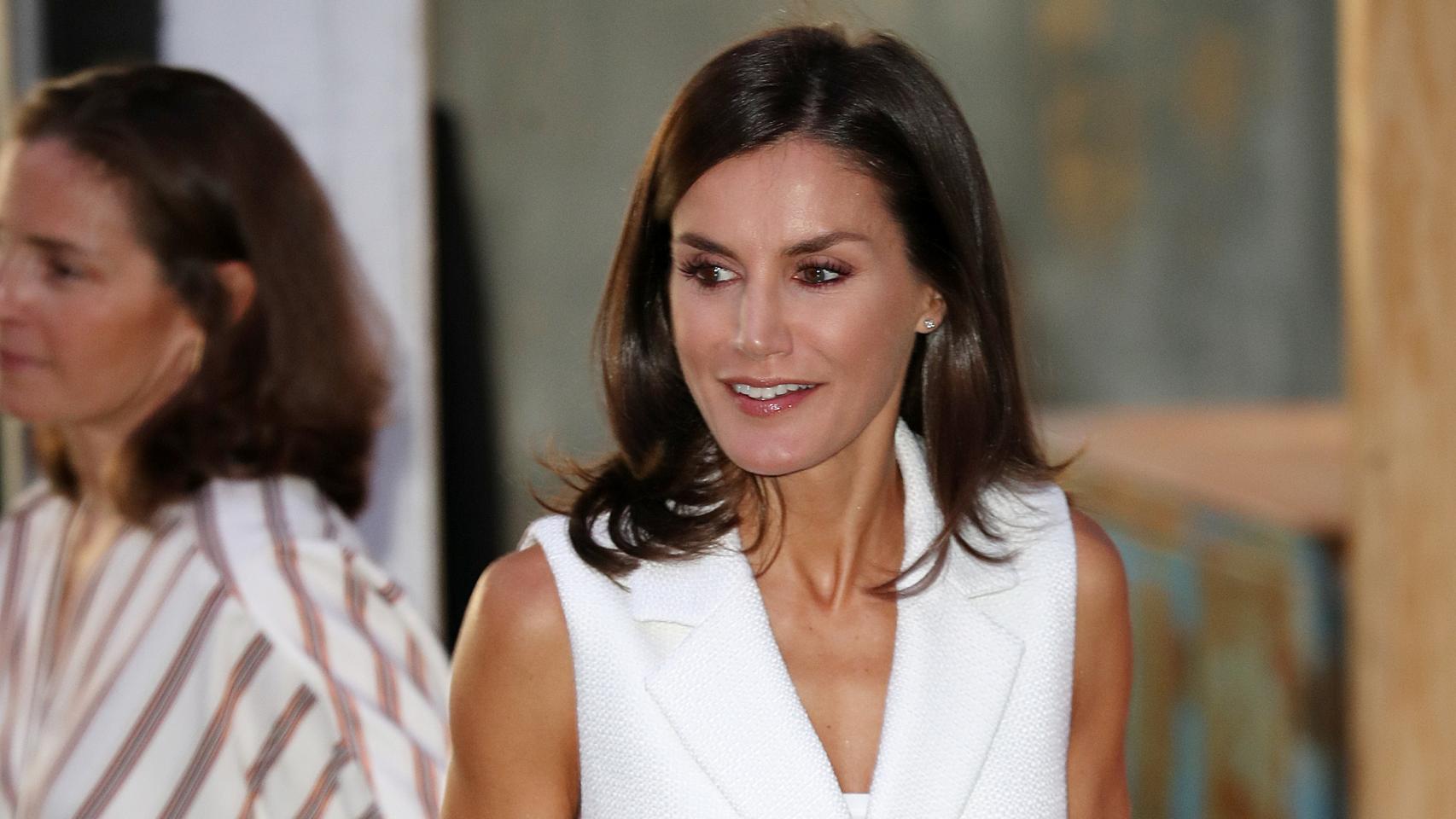 La reina Letizia ha lucido un chaleco blanco en su evento de evento de este viernes.