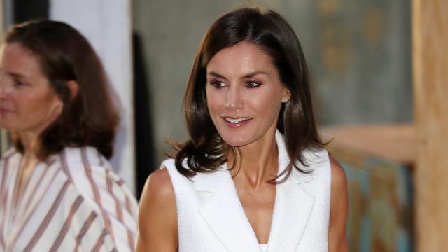 La reina Letizia ha lucido un chaleco blanco en su evento de evento de este viernes.