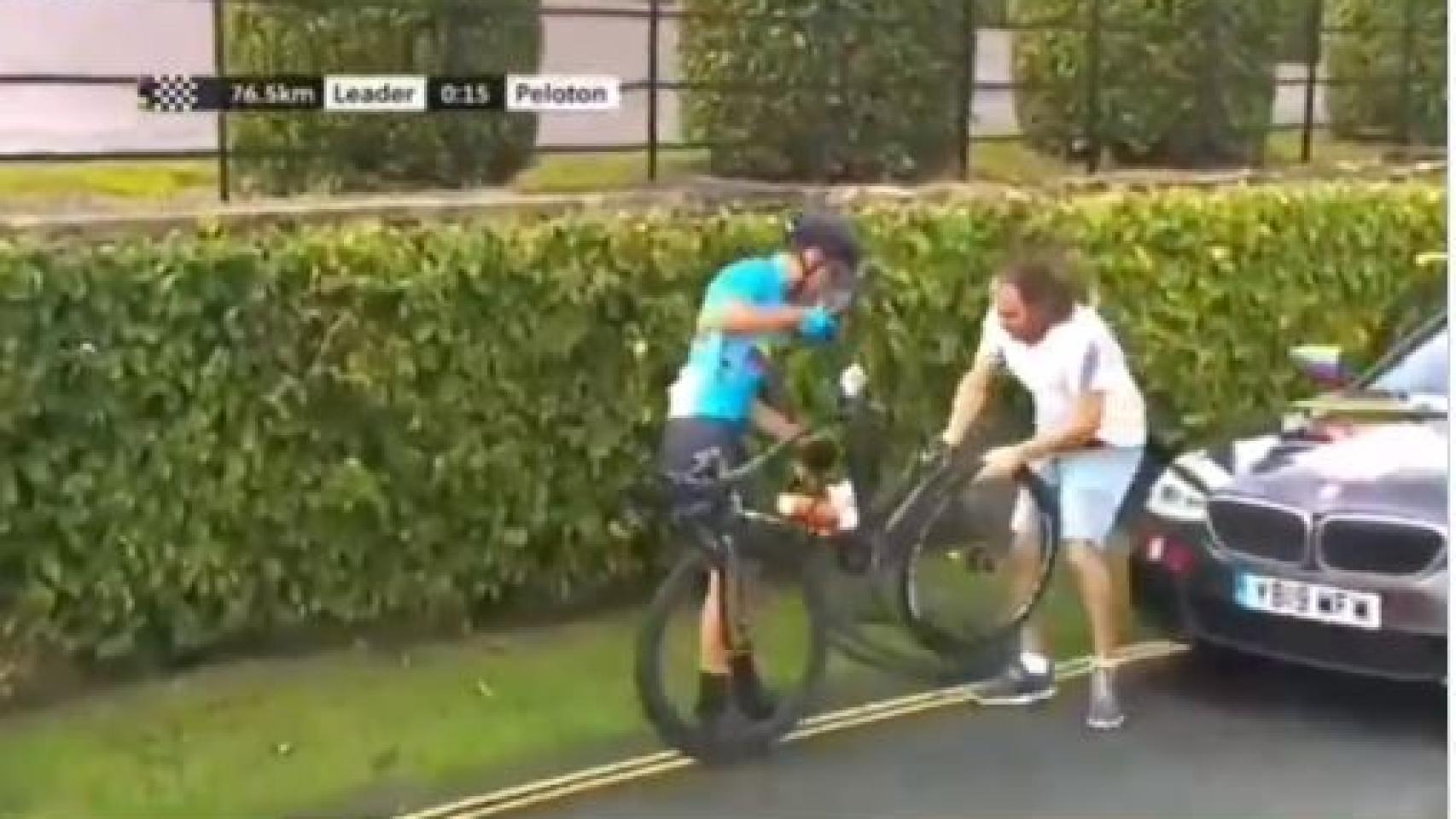 El ciclista Germán Gómez ayudado por Silva.