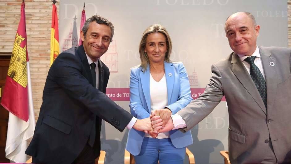 La alcaldesa de Toledo, Milagros Tolón, en la firma del convenio