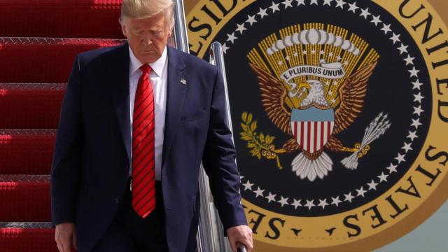 Donald Trump bajando del Air Force One.