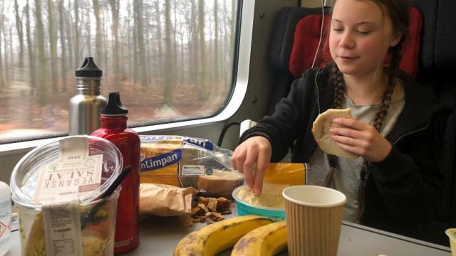 La polémica foto de la activista Greta rodeada de plásticos