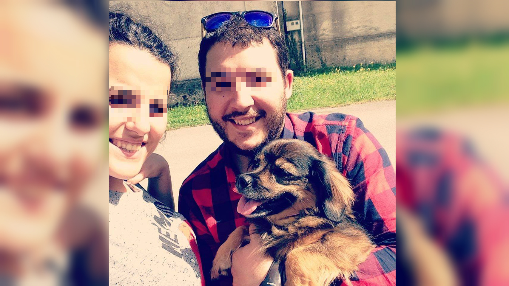 Silvia y Dani junto a su perra Bimba.