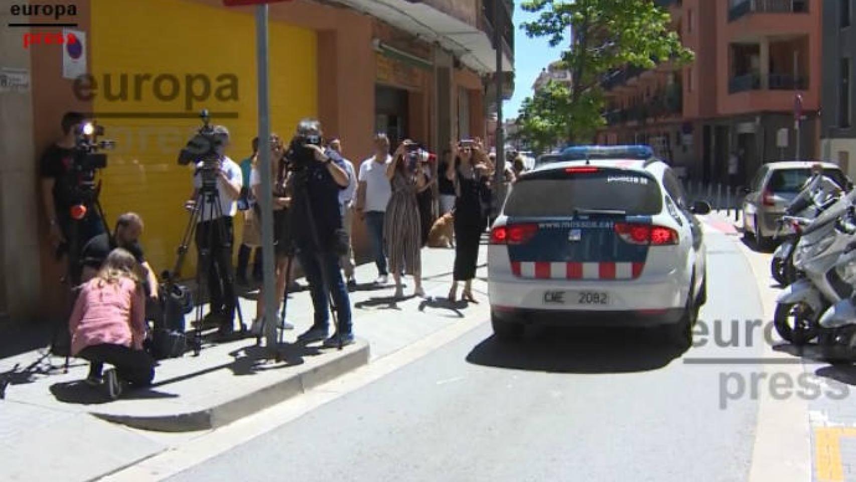 Un vehículo policial abandona el lugar de los hechos