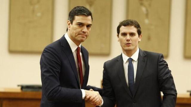 Sánchez y Rivera durante la firma del Pacto del Abrazo.