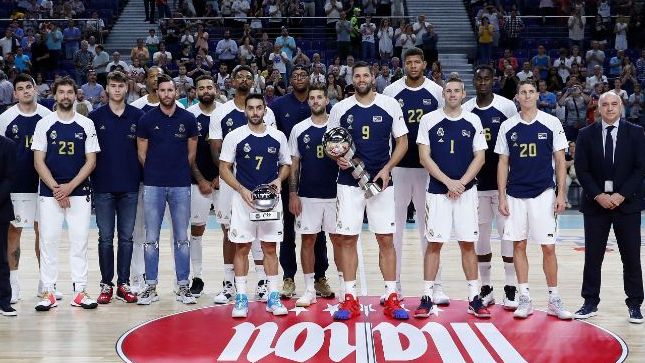 Los jugadores del Real Madrid ofrecen la Supercopa a la afición
