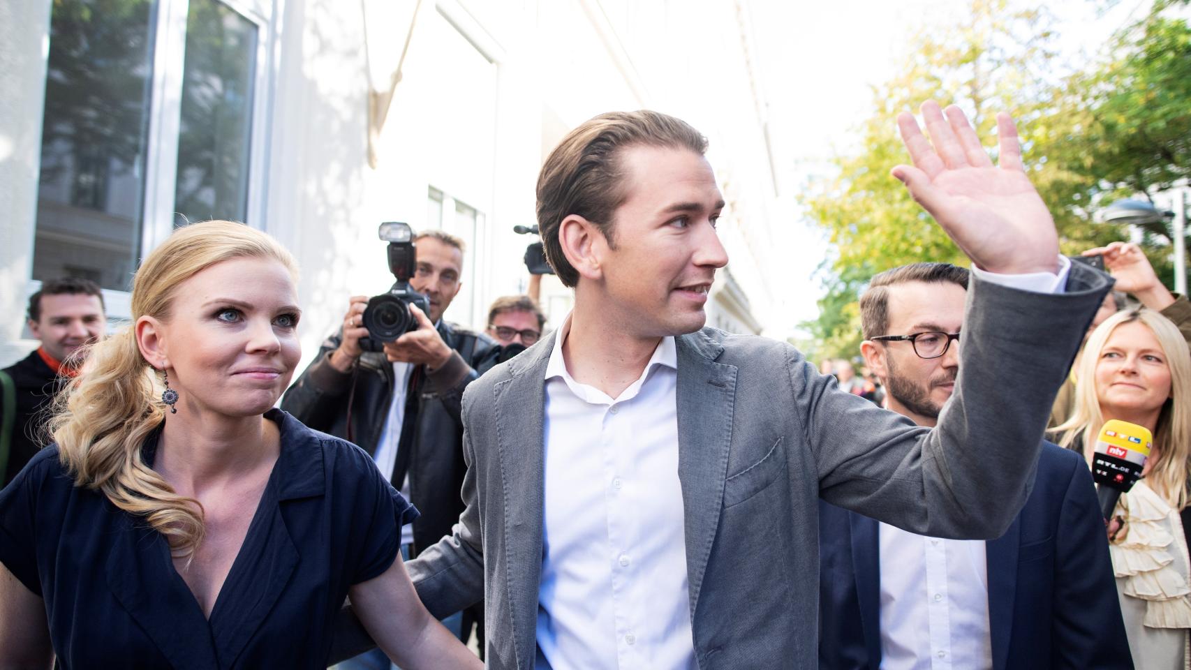 El candidato Kurz a su salida del colegio electoral.