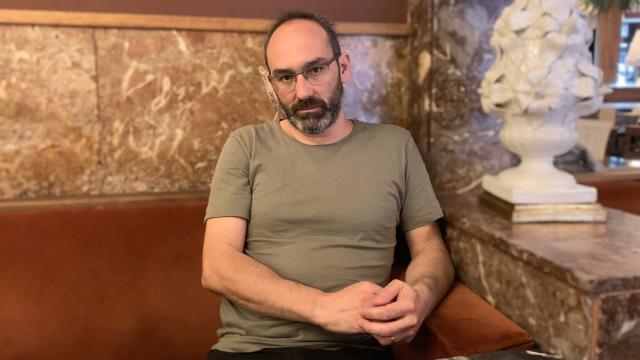 El escritor Joaquín Campos en el Café Comercial de Madrid.