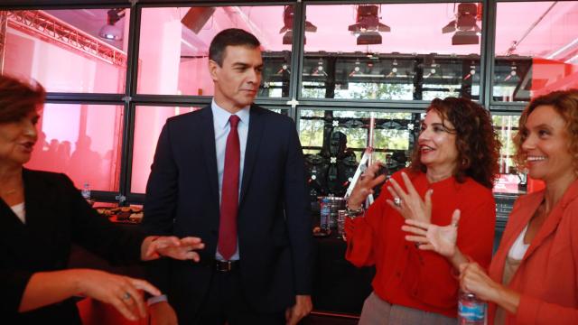 Pedro Sánchez, con Carmen Calvo, María Jesús Montero y Meritxell Batet, este lunes en Madrid.