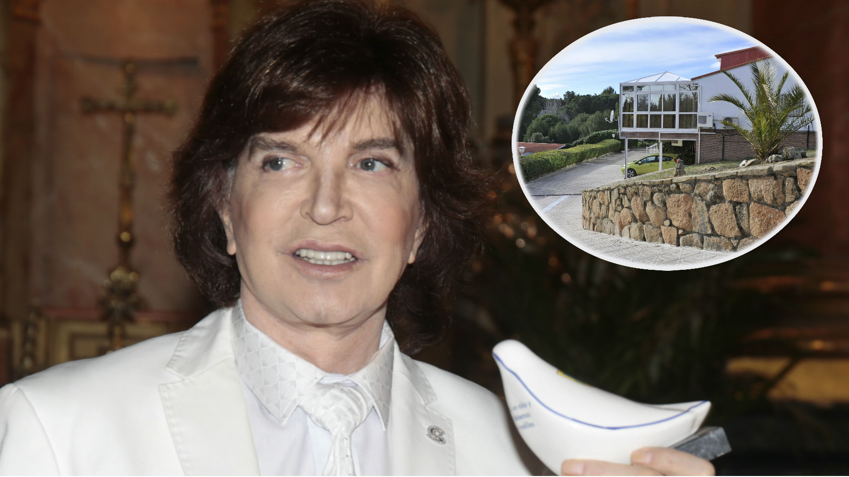 El cantante Camilo Sesto junto a una imagen de su casa de Torrelodones.