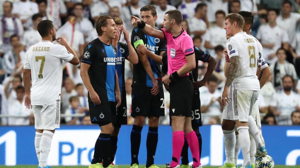 Los jugadores del Brujas piden al árbitro que anule el gol de Casemiro